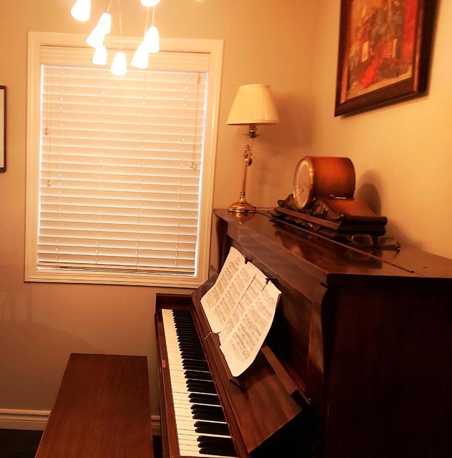 Lovely Comfy Home Private Bath In Central Calgary Bagian luar foto