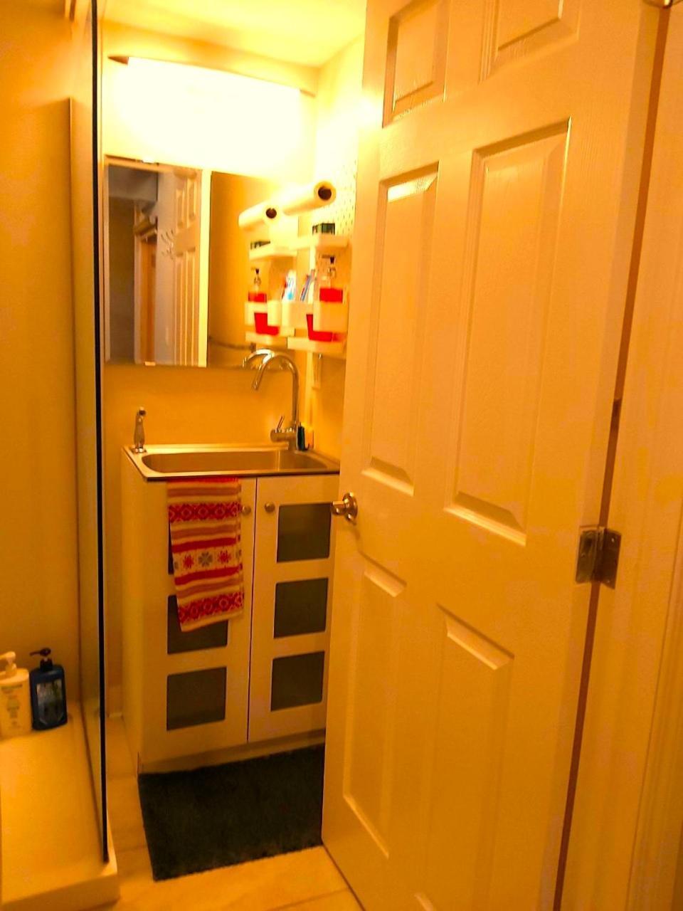 Lovely Comfy Home Private Bath In Central Calgary Bagian luar foto