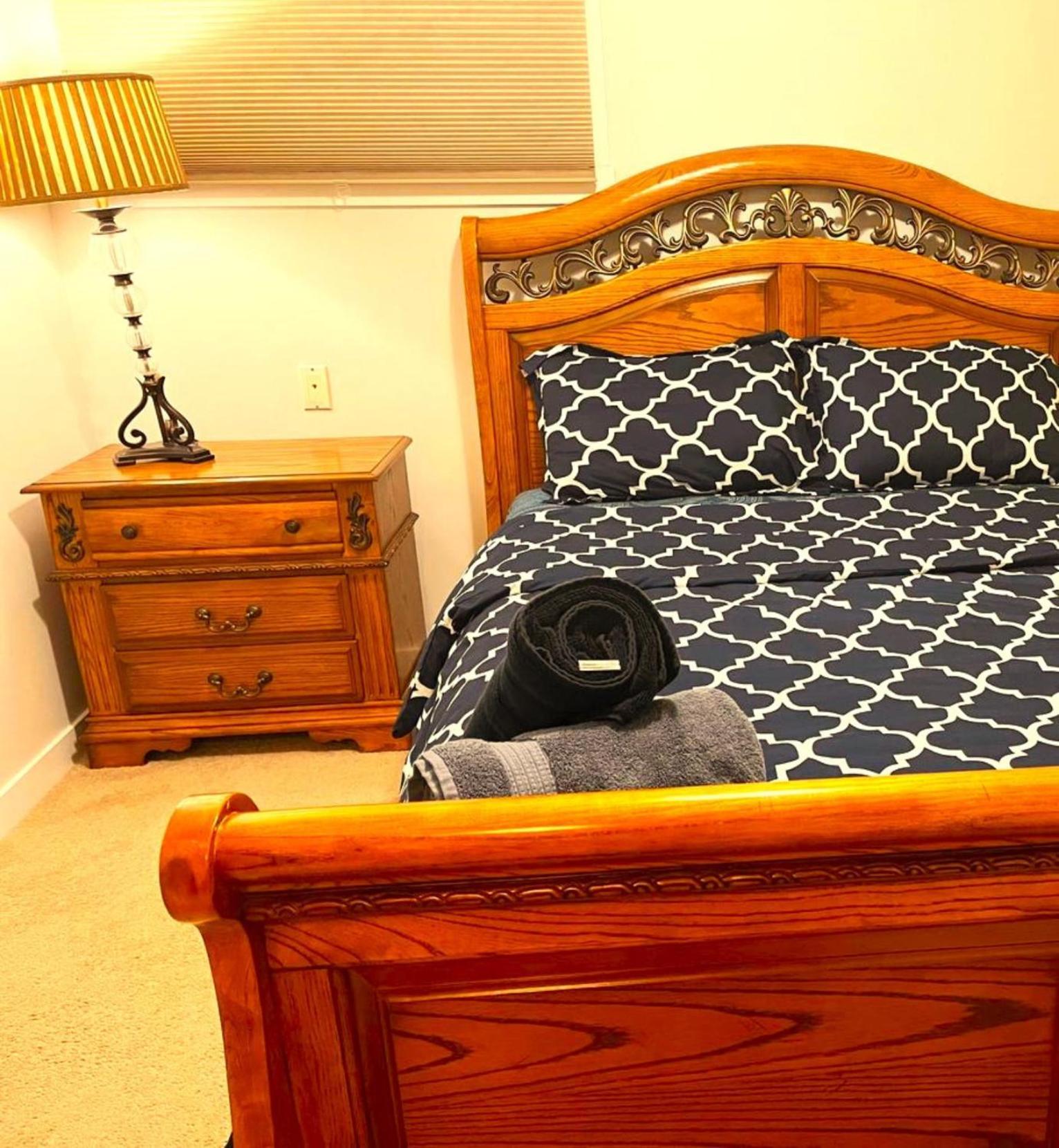 Lovely Comfy Home Private Bath In Central Calgary Bagian luar foto
